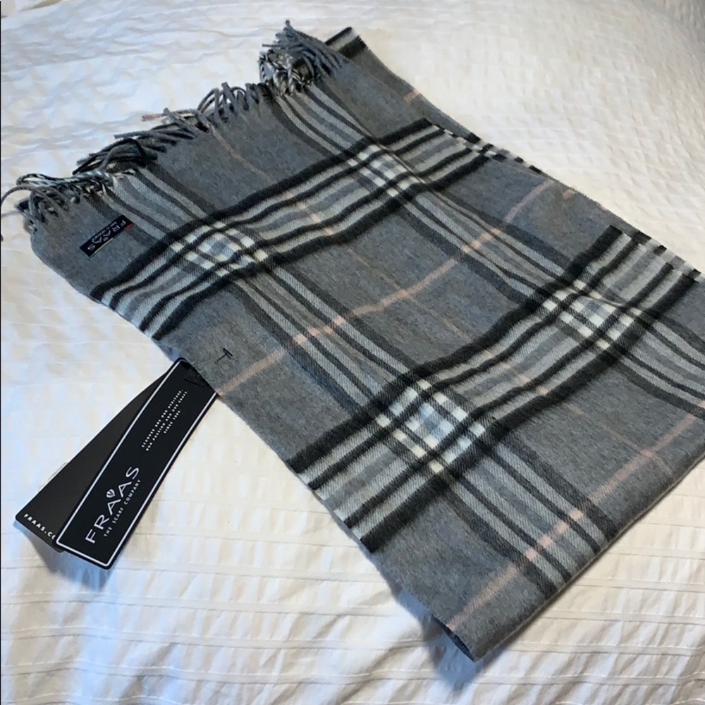 **NEVER WORN plaid scarf